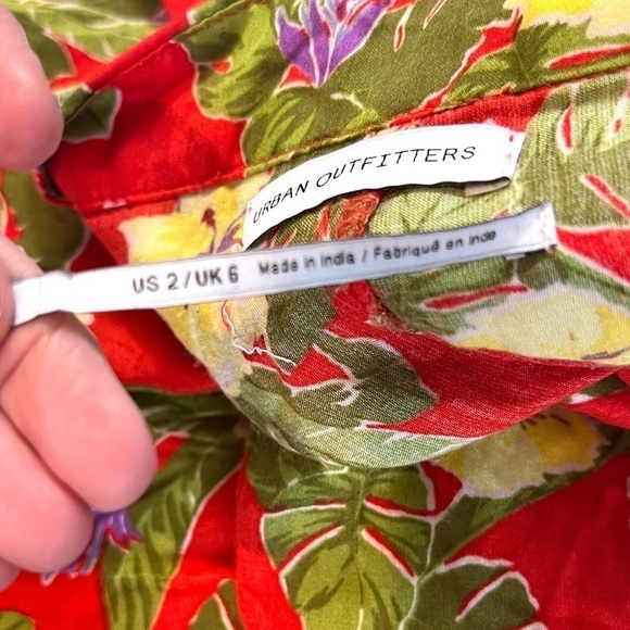 Urban Outfitters, Vibrant Floral Wide-Leg Copped Pants,Side Buttons, Size 2 - Picture 6 of 8